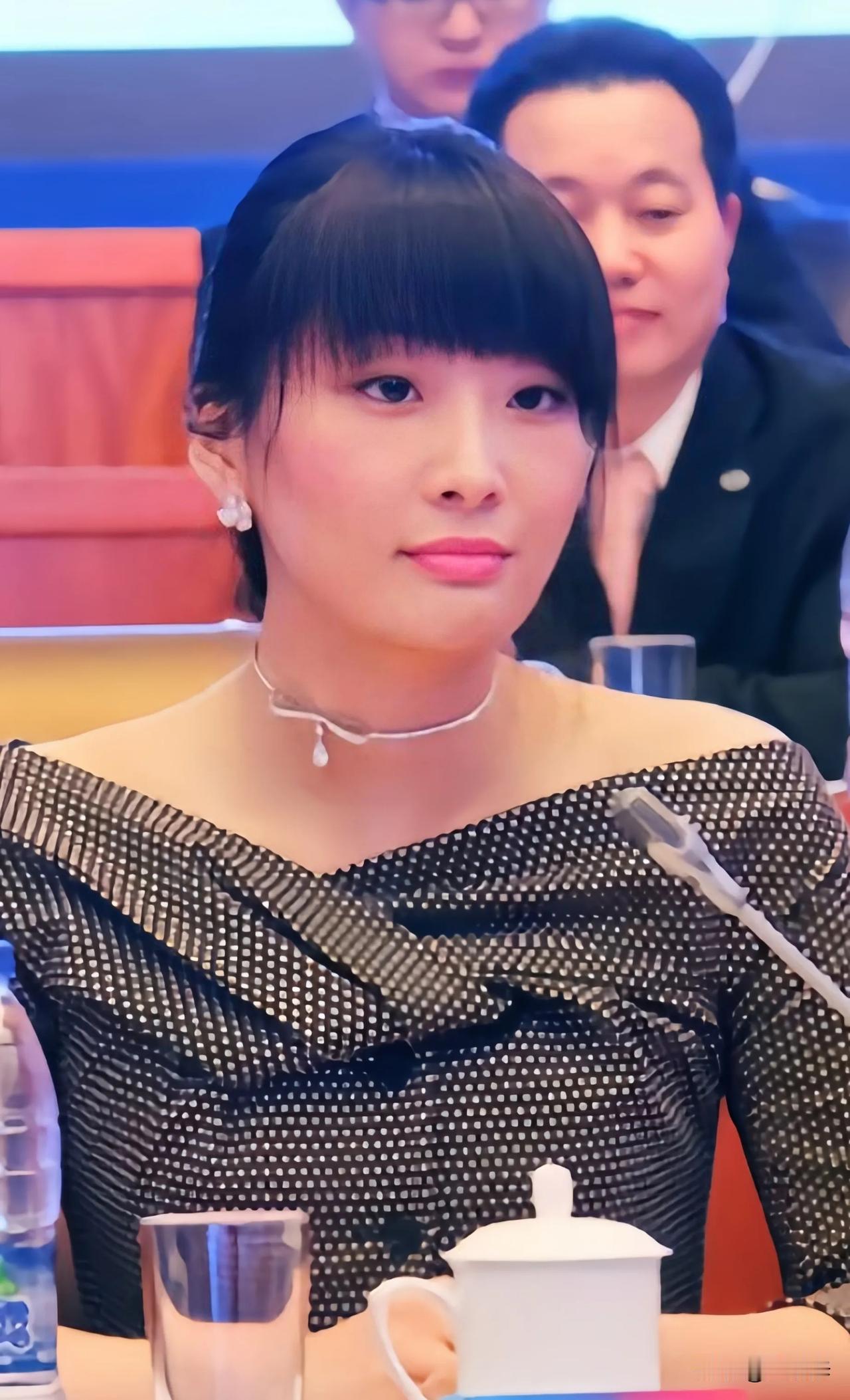 采访中，宗馥莉评价农夫山泉，一番话让主持人大感意外！

宗馥莉说:不管别人怎么认