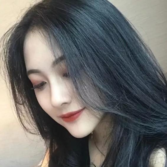 柔美的长发和温柔的微笑，仿佛时间在这一刻静止。气质长发女孩 美少女感长发 温柔长