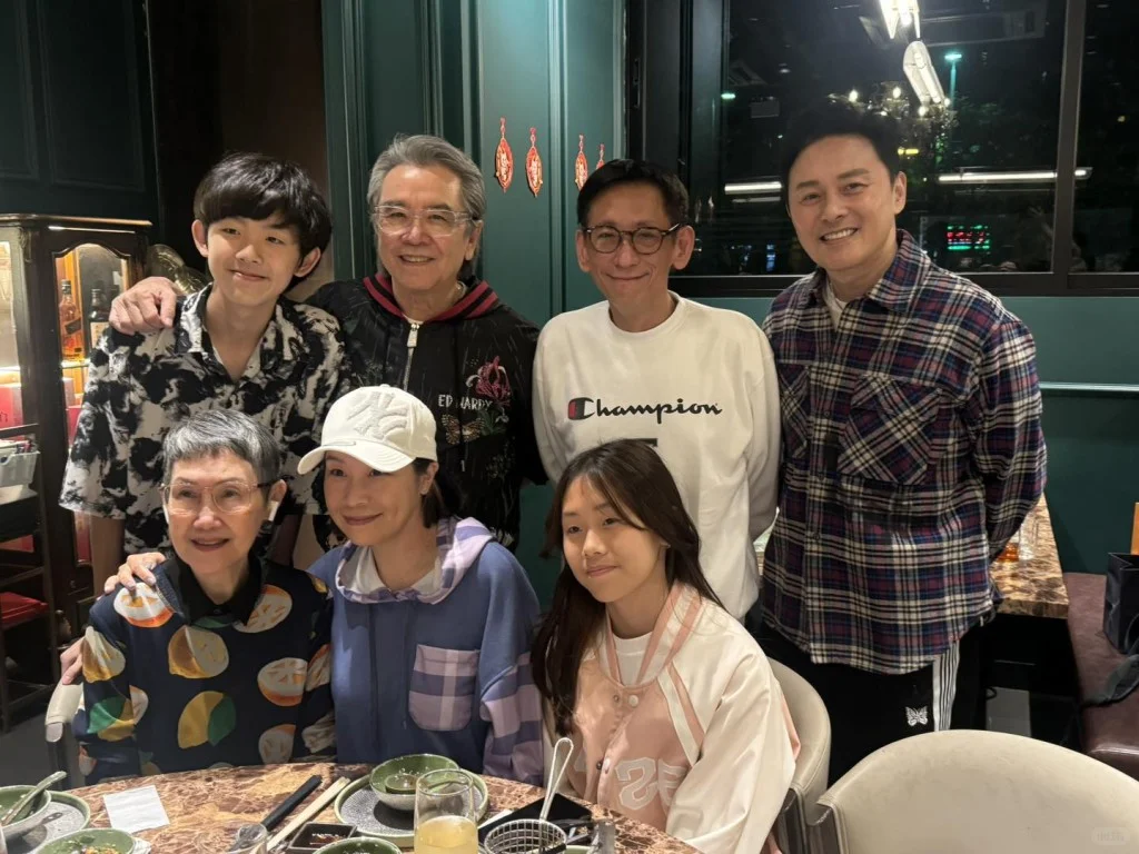 姜大卫吻贺李琳琳76岁大寿！外孙俩惊喜现身