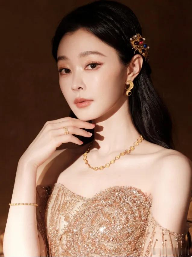 白敬亭与宋轶的恋情传闻已连续多日占据热搜，双方始终未公开回应。不过，宋轶更换社交