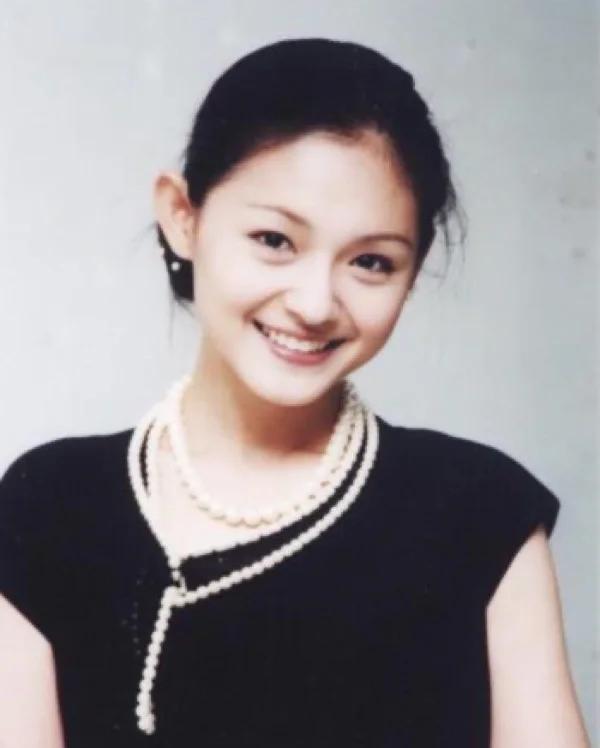 看一下时间线，就知道她是真的有在工作，10年结婚，14年生一胎，16年生二胎，但