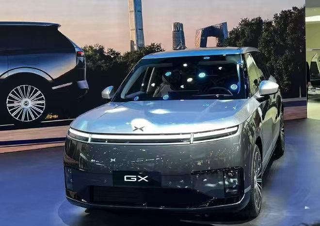 小鹏刚刚为旗下首款全尺寸SUV小鹏GX首发了“昆仑云境”高定双拼色。
这个名字，