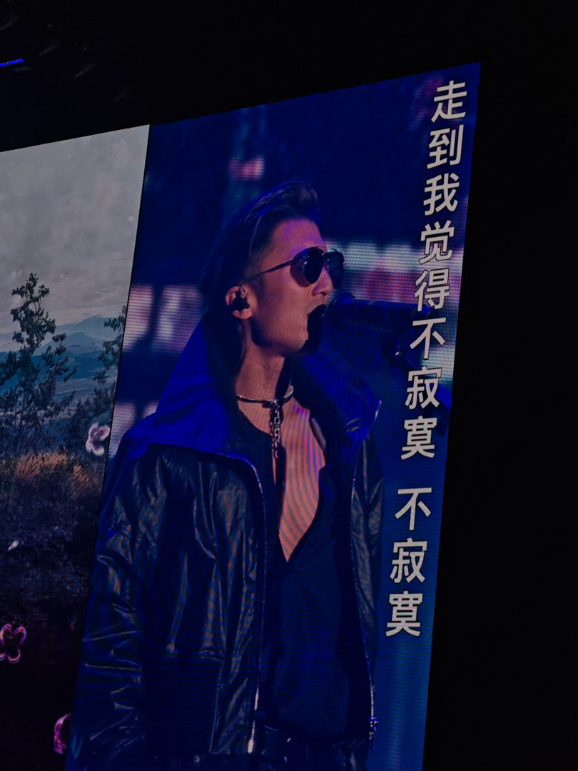 谢霆锋别低头深V会漏 谁给谢霆锋设计的造型，出来领赏！深V一开，直接击中所有人的