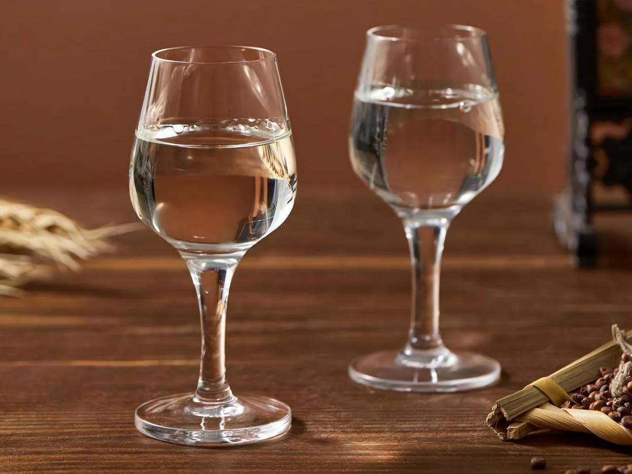 虽然酒和肉都不是日常生活的必需品，但它们却能很好地反映一个家庭或社会的生活质量。