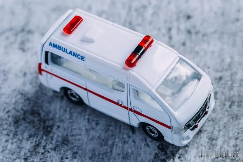 105岁老人昏迷 救护车出小区遭阻拦 1月31日凌晨2点，上海普陀区黄陵小区10