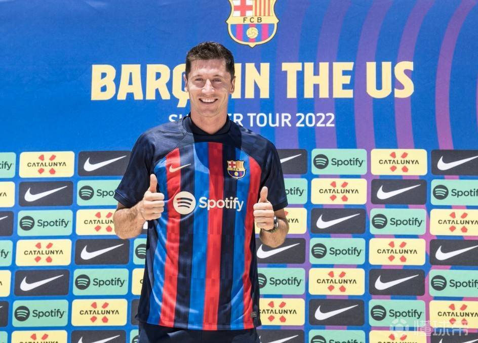 【故人何在？】虽然莱万多夫斯基正在随波兰争夺世界杯正赛资格，但他在巴萨的未来还是