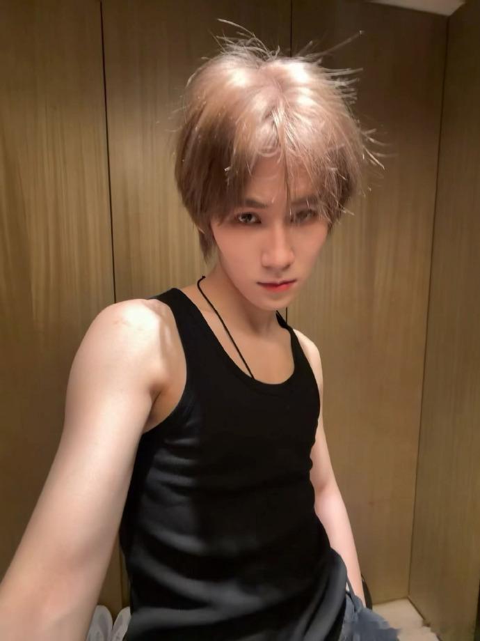 新发色藏不住的帅气，金发搭配黑背心，自拍角度超会，少年的阳光与不羁完美融合。 