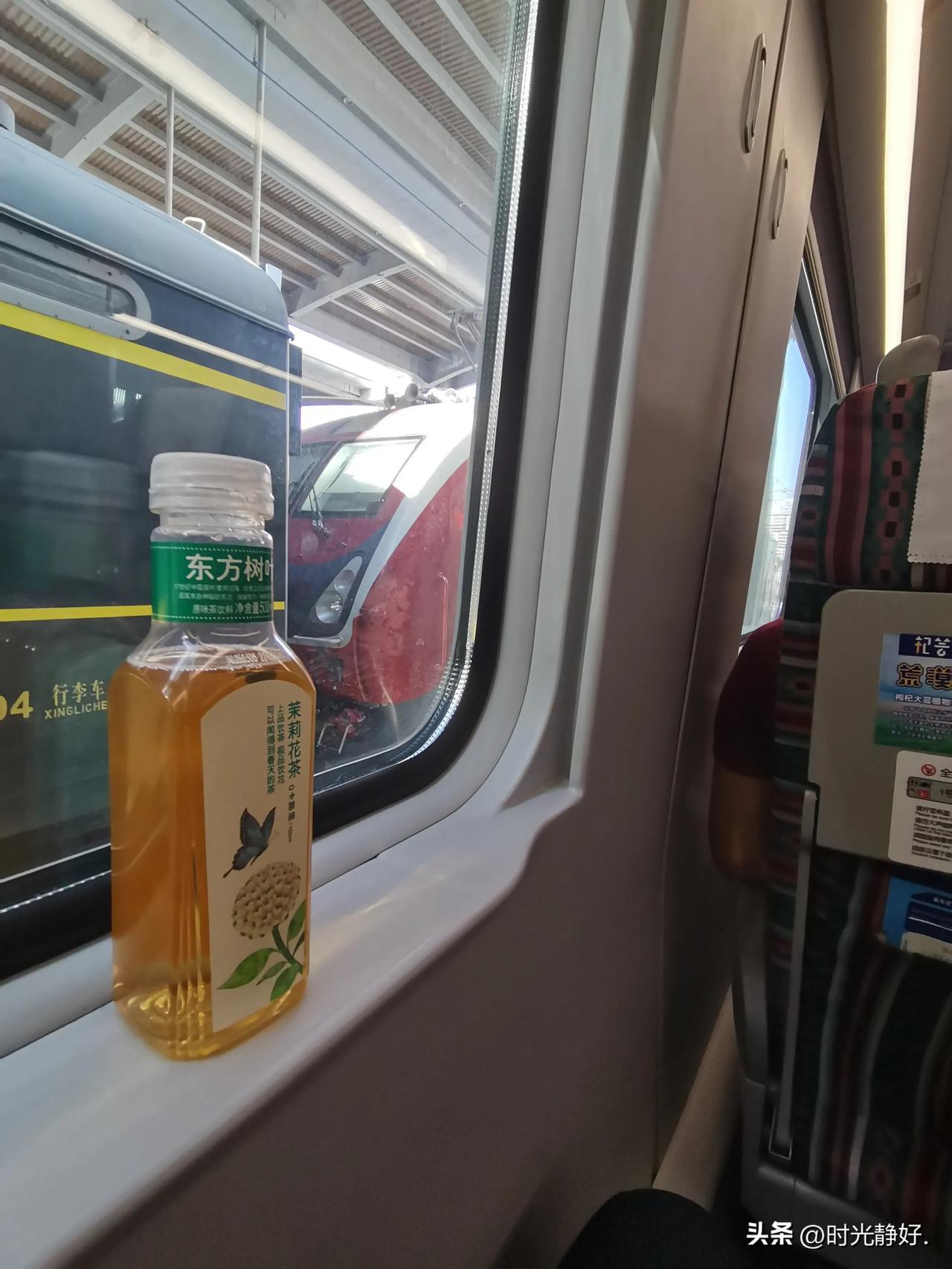 第一次坐高铁动车，就幸运地坐上了“梦中情座”—F座。

早上，从乌鲁木齐开往克拉