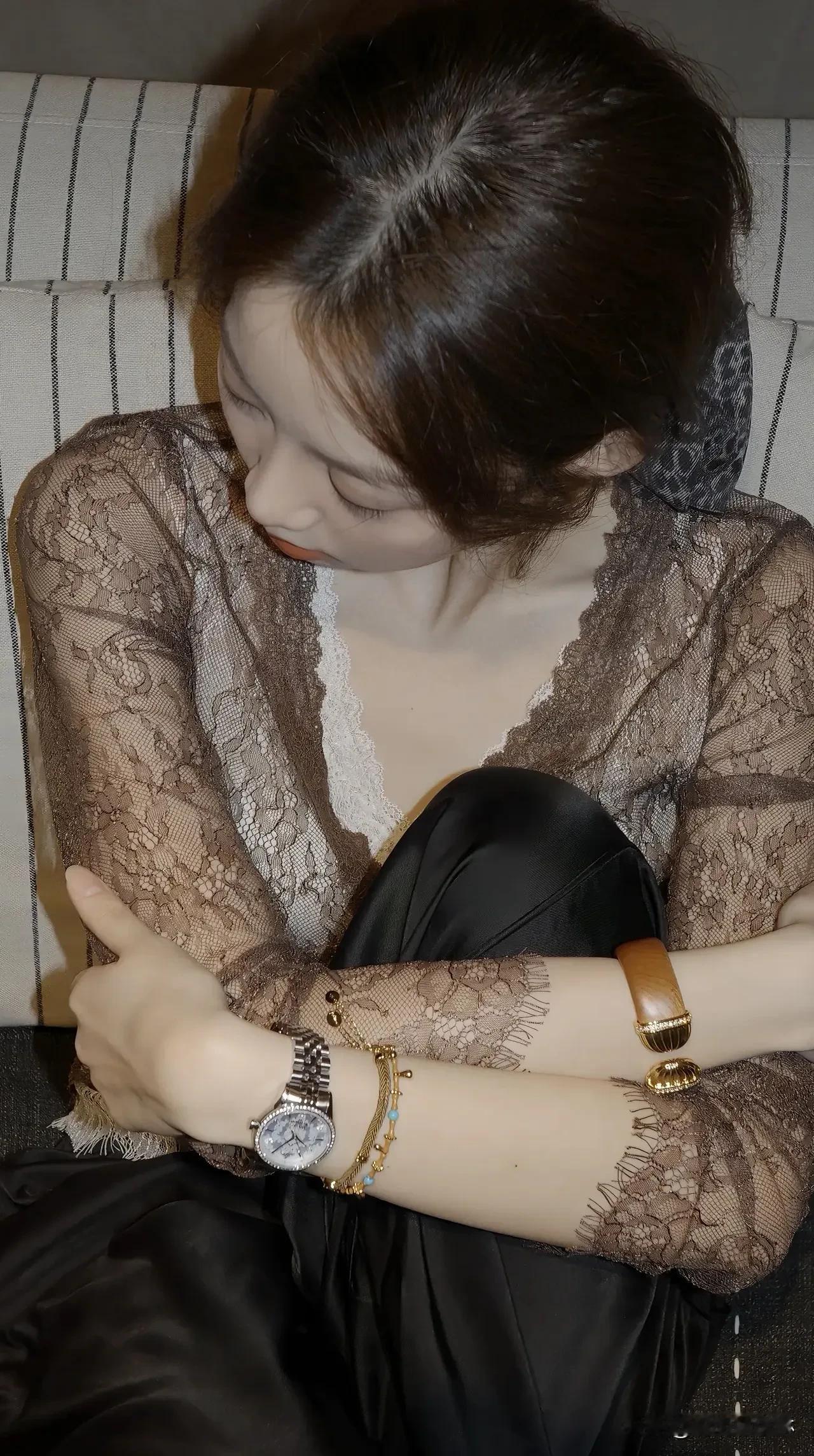 蕾丝花边，温柔勾勒少女轮廓，  
轻盈间尽显甜美气质。  
日常穿搭，细节处藏着