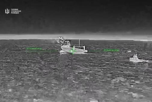 俄军靠刻赤海峡渡轮向克里米亚输送武器弹药，被乌克兰彻底盯上了，夜里直接动手俄军运