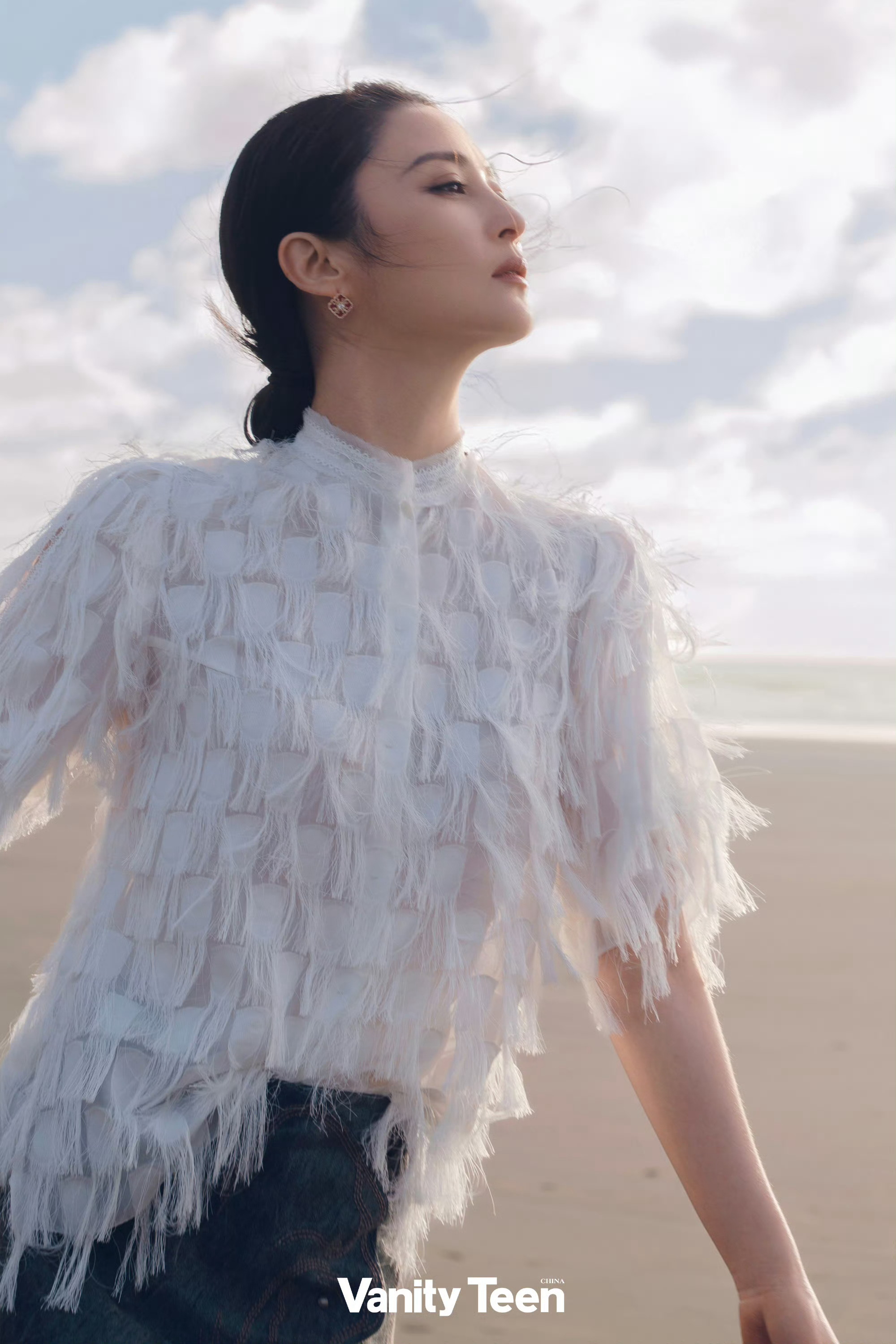 蒋勤勤海上神女造型360°无死角神颜，条纹轻纱裙仙气拉满，礁石海风宛如神女下凡，