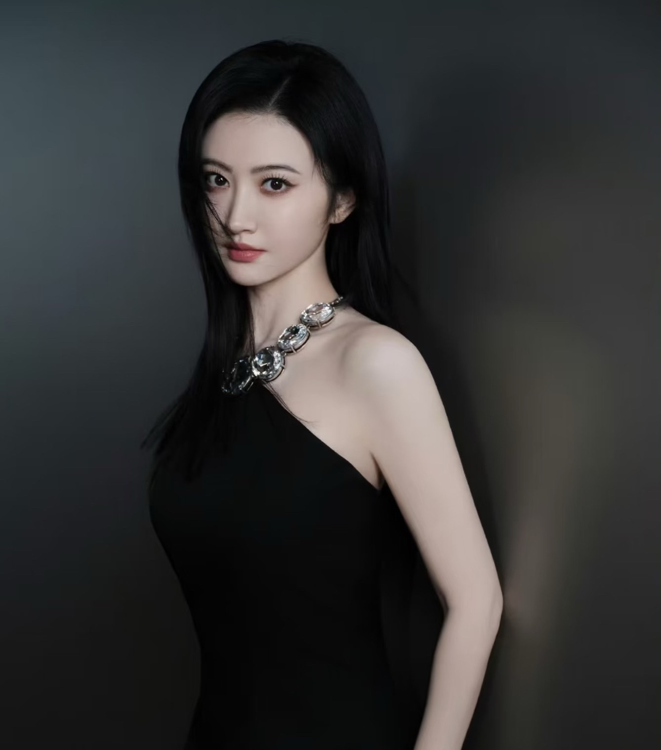 演员张蓝心疑为景甜发声她俩一点交集都没有怎么会给她发声啊，明眼人都知道JT 这个