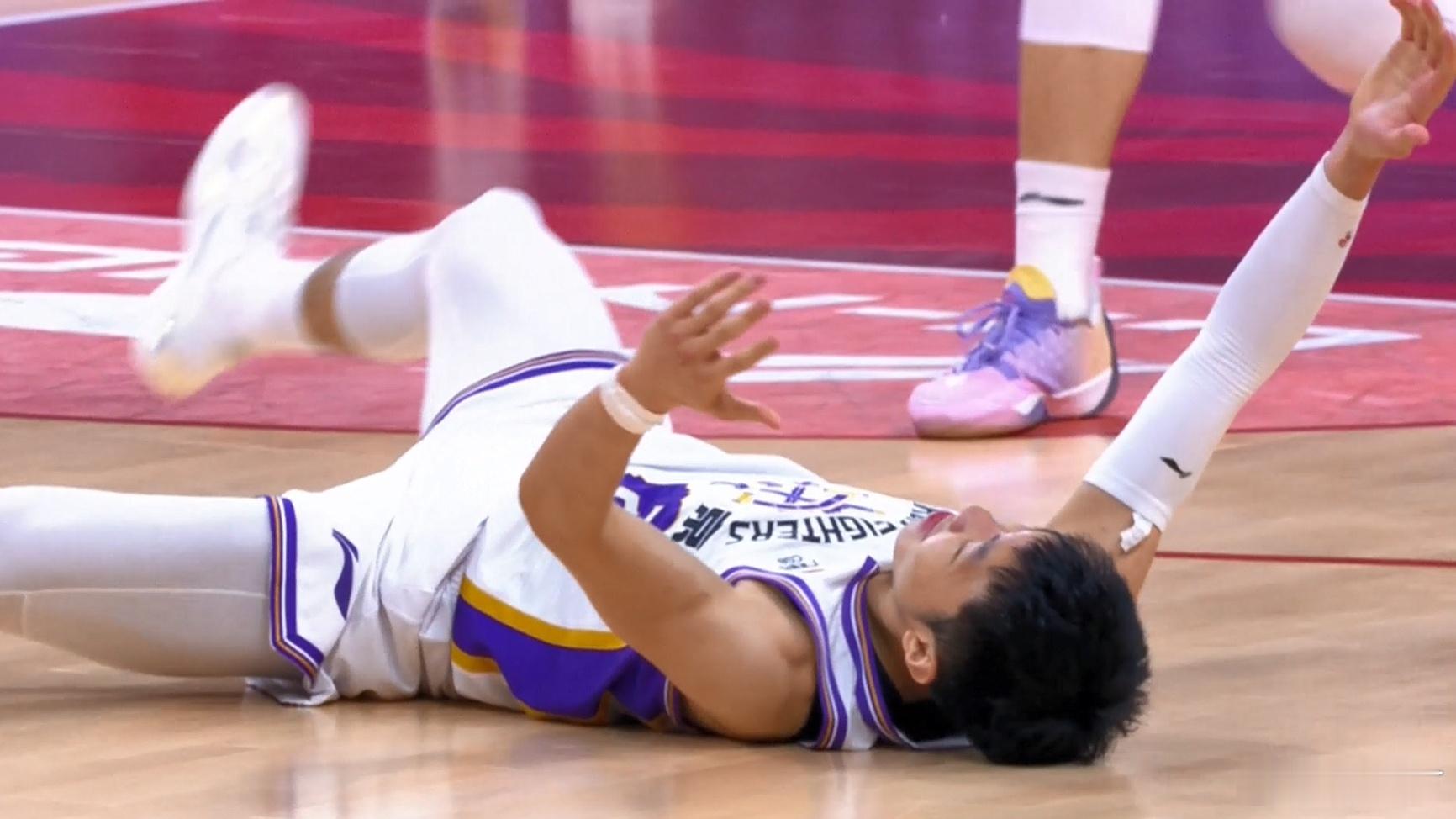 北控纸糊的防守这场突然消失，把态度和强度都拿出来了，球队似乎捋顺了一些东西，看球