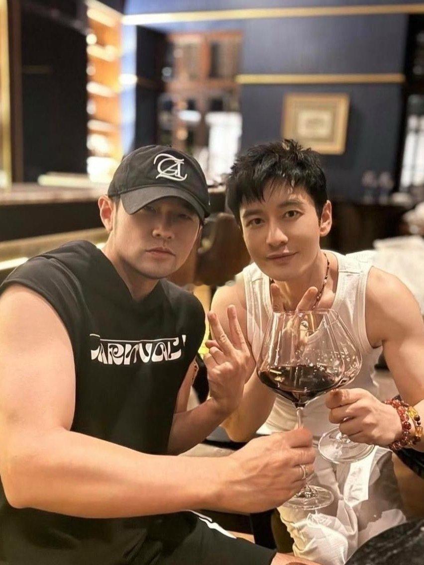 47岁的周杰伦和50岁的黄晓明，怎么感觉黄晓明还是个帅小伙子，周杰伦已经是个中年