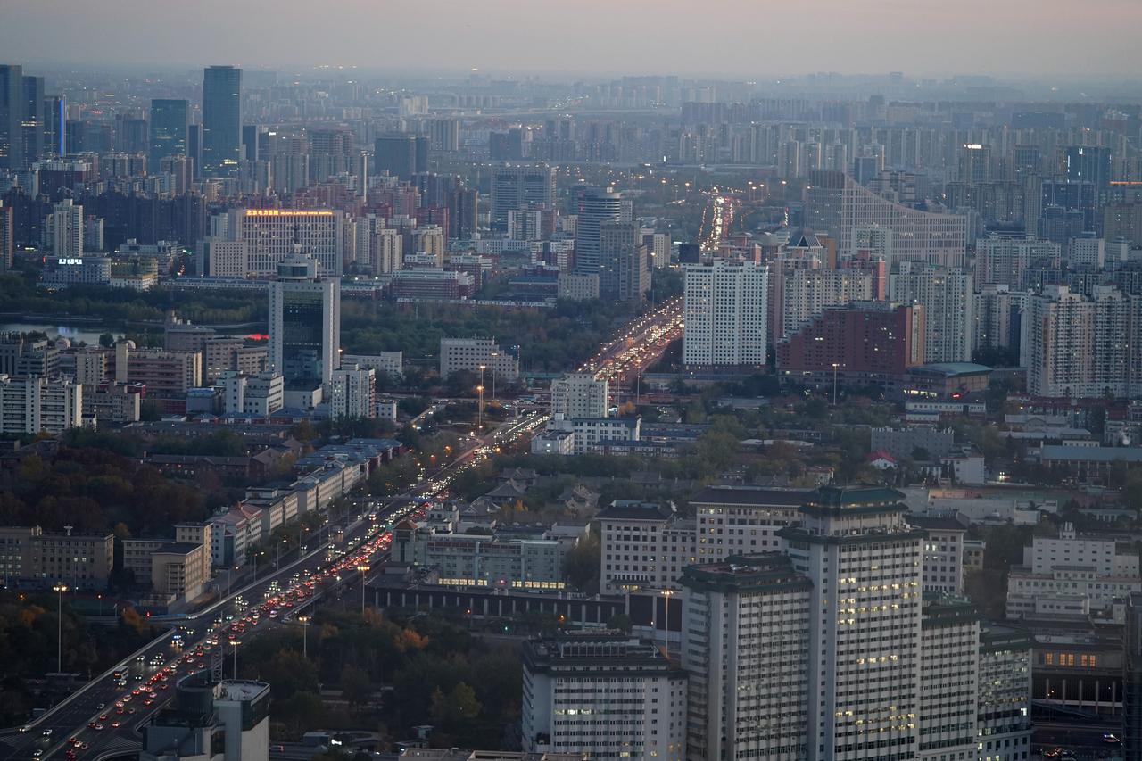 【北京三环主路及高速路公交车道周末允许社会车辆通行】北京今天宣布，从2023年6