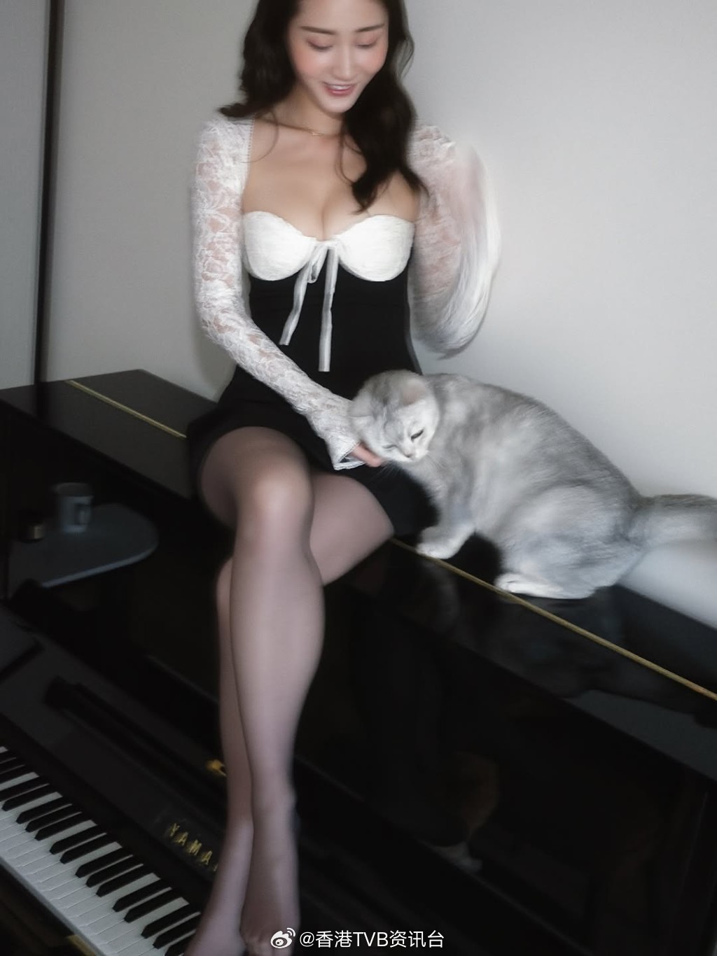 星岛：“TVB是非女神”陈晓彤超低胸户外弹琴全力挤胸展现丰满上围 仍停工靠性感博