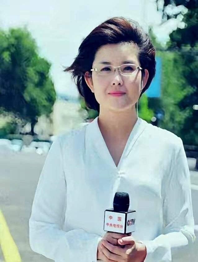 王宁没爆过料，没蹭过热，十年蹲在《新闻直播间》，一开口，全场静音。
没人喊她网红