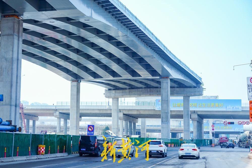 3月15日，在龙凤山路附近的工业北路快速路东延工程施工现场，跨越龙凤山路的钢结构