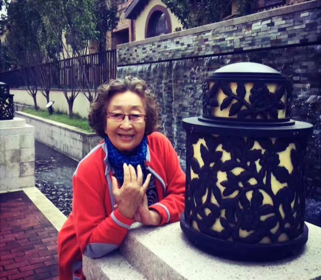 再见牛大妈！彭玉老师走了，舍不得这位“国民母亲”。

那个在《东北一家人》里操着