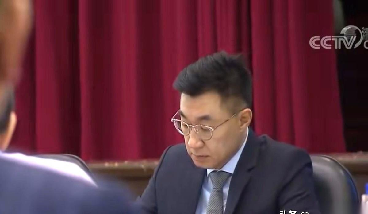 人家枪都响了，你还愣在原地，一脸“怎么不按剧本演”的懵。
真以为那把椅子，就是为