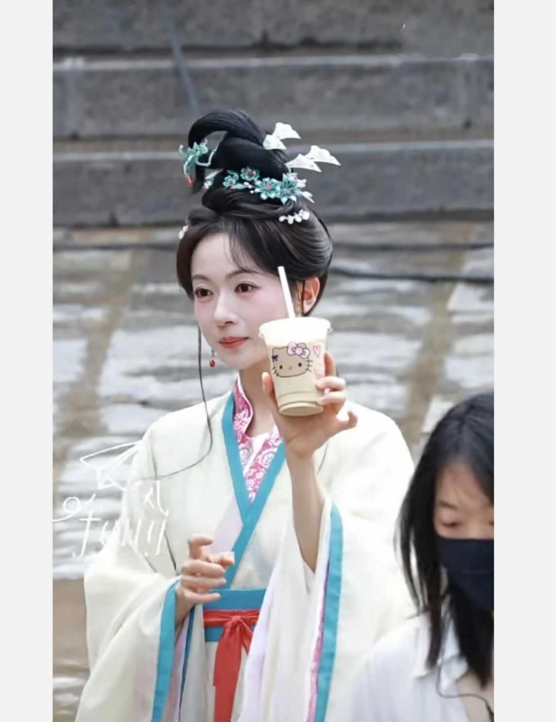 哇！谨言手上喝的是啥呀？
看上去好像很好喝呀，还展示给粉丝～
吴谨言 明星  咖