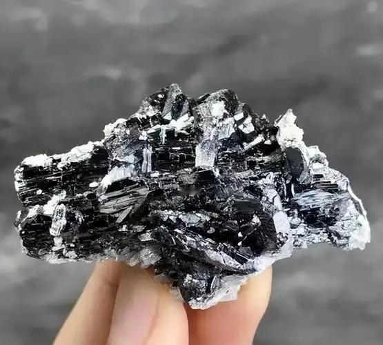 朝鲜挖出来的钨矿石，几乎全都运到了中国，卖到其他国家的少得可怜。

钨这种东西可
