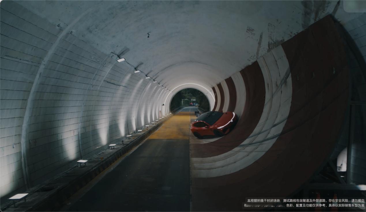 不知道大家还记不记得十六年前，舒马赫那支奔驰隧道倒挂广告，当年真是给我看傻了，这