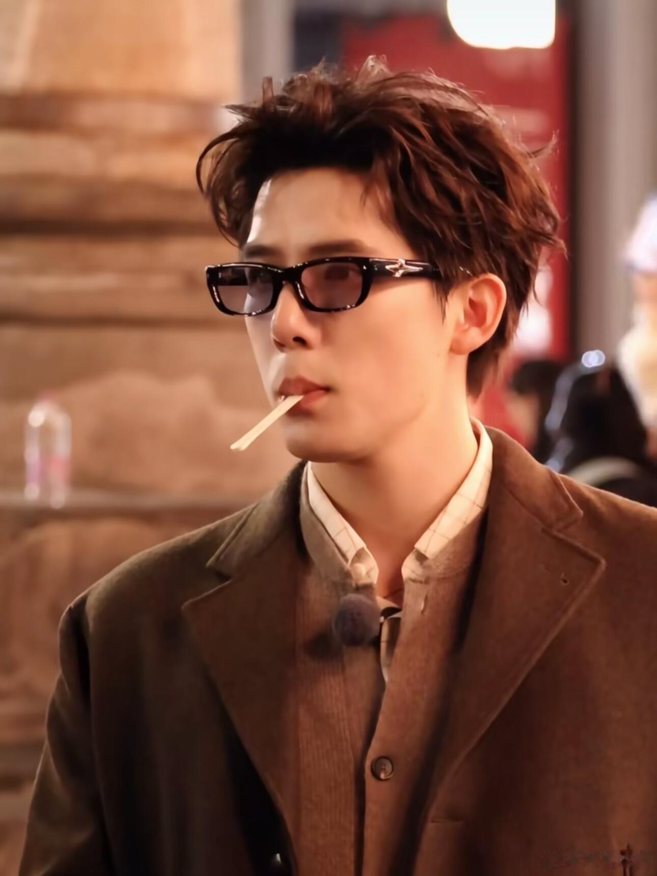 王安宇这组大片质感绝了，电影感拉满！羊毛外套配束脚裤，贵气天成，同色系穿搭直接封