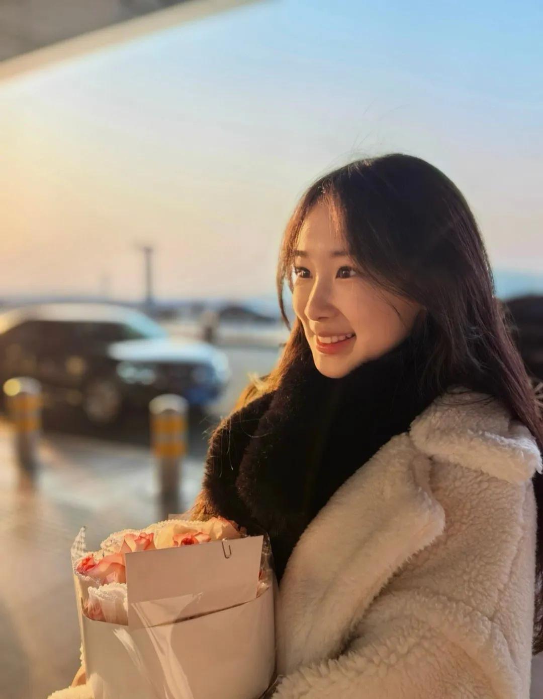 赵文卓的女儿玫瑰落地北京机场，晒机场美照并配文:“回到熟悉的北京机场”。赵文卓和