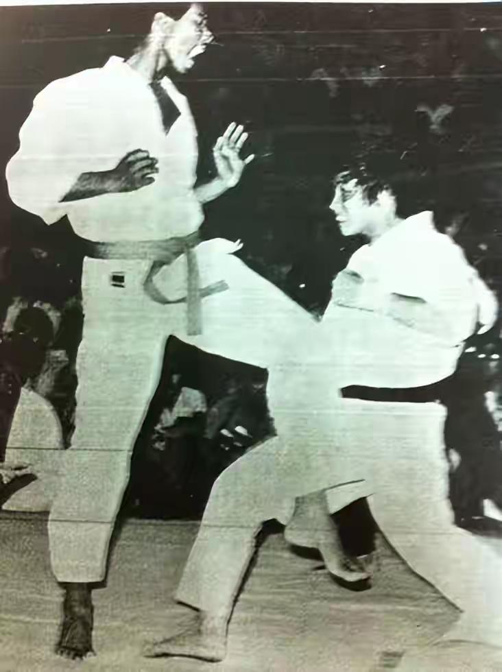 当年个子矮小的梁小龙在空手道比赛中打败了身材高大的黑人获胜，梁小龙功夫了得，泡妞