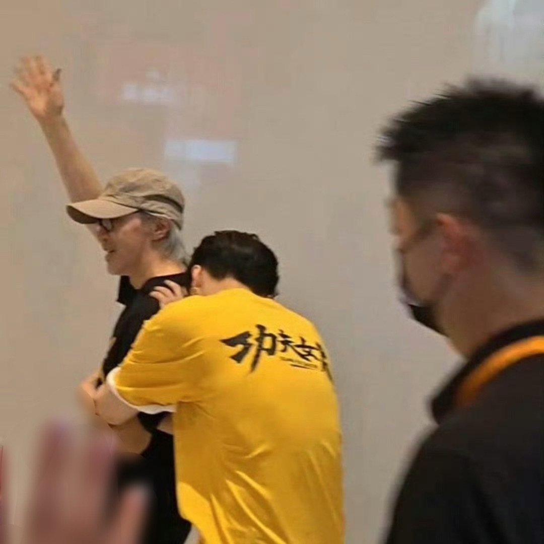 张艺兴挂在周星驰身上出来了实不相瞒 我也想挂在星爷身上 所以能换我过去吗