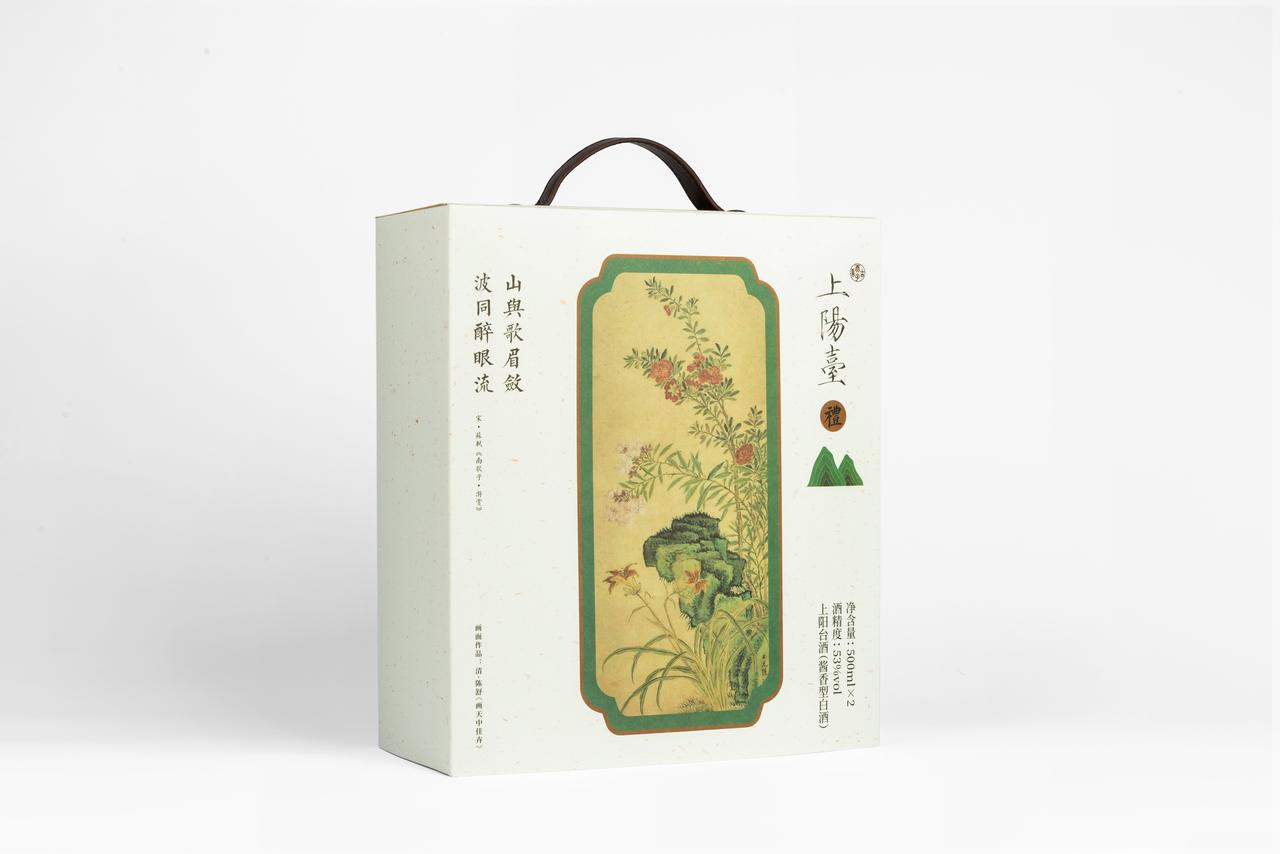 端午节，其实是一个非常讲究养生的节日。
 
无论是喝雄黄酒、五加酒，吃粽子，挂香