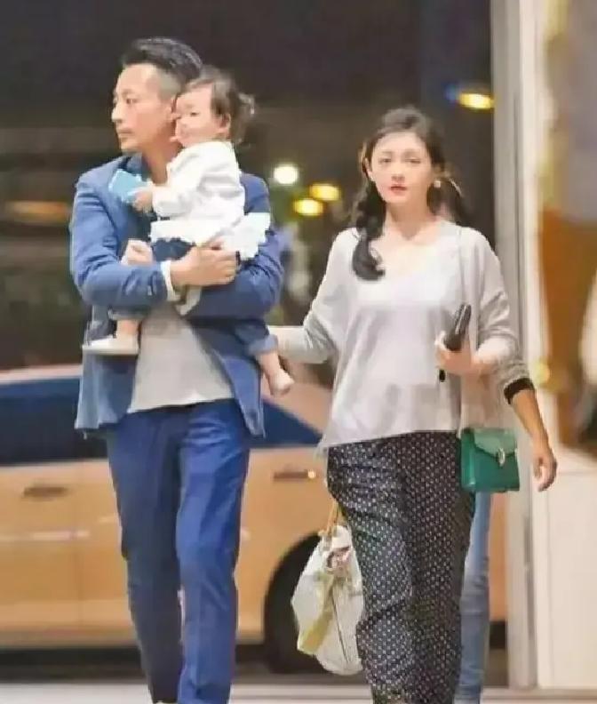 S把姑娘带进婚房那一刻我就明白，钱不是目的，是最后的遮羞布。

KTV里他搂着陌