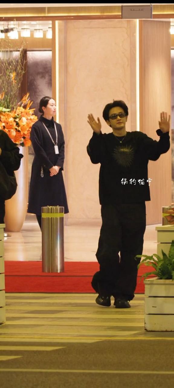 昨晚小炭火接到下飞机的檀健次好开心的檀健次，这一刻好幸福 