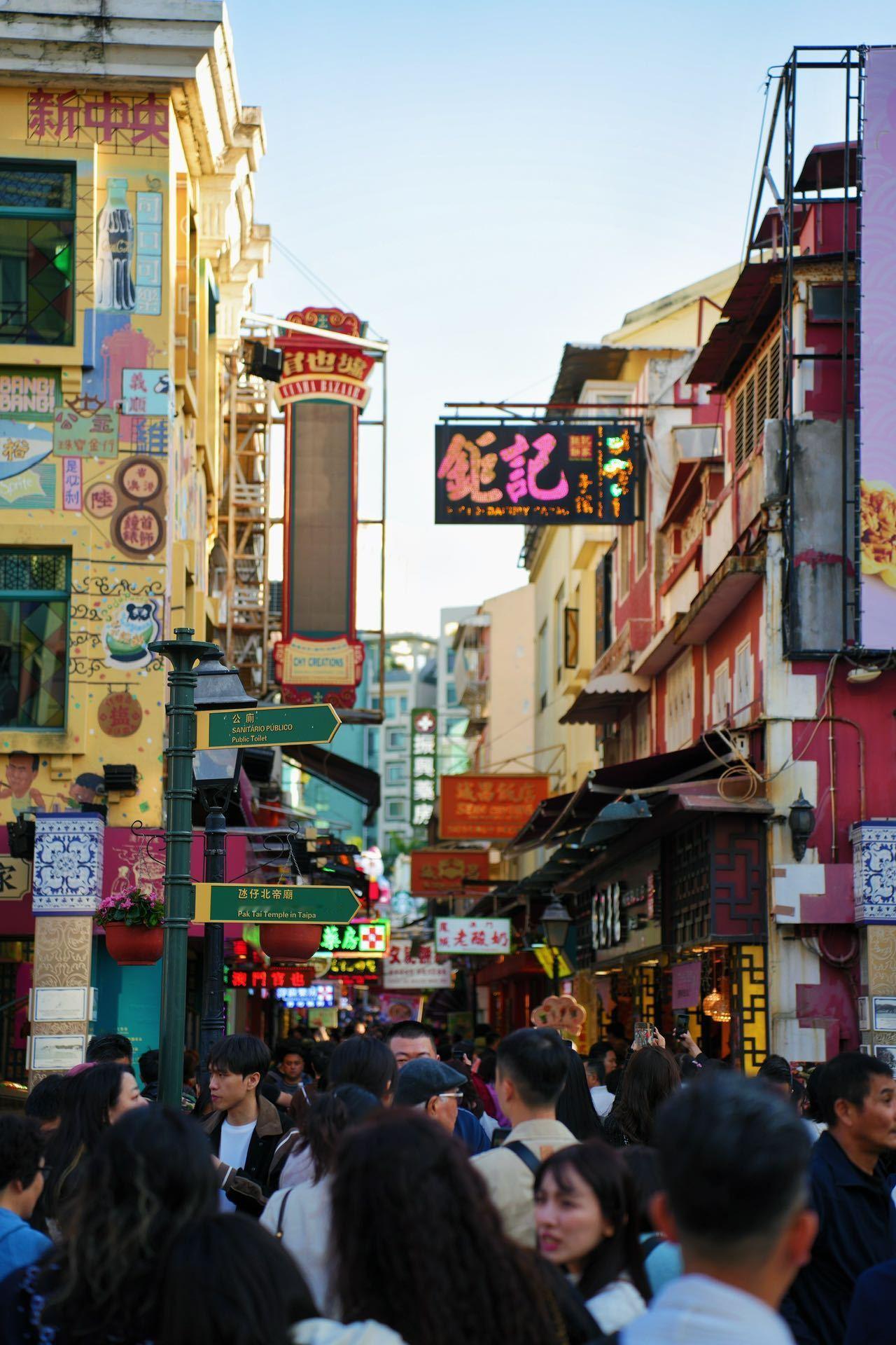 刚从澳门回来，这趟春节之旅，就像一场被欢乐与喜庆紧紧包裹的梦幻之旅，历史与现代相