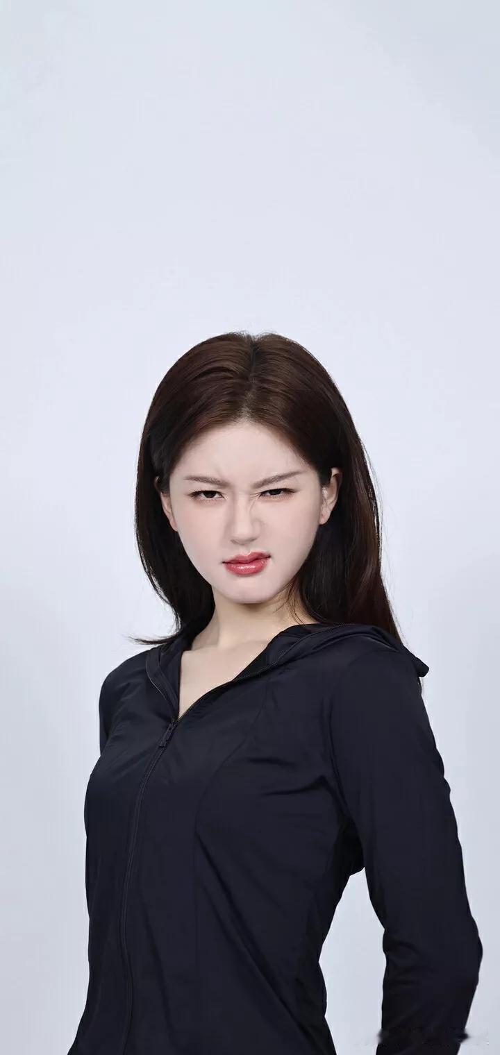 冷艳黑衣女郎，气场全开！