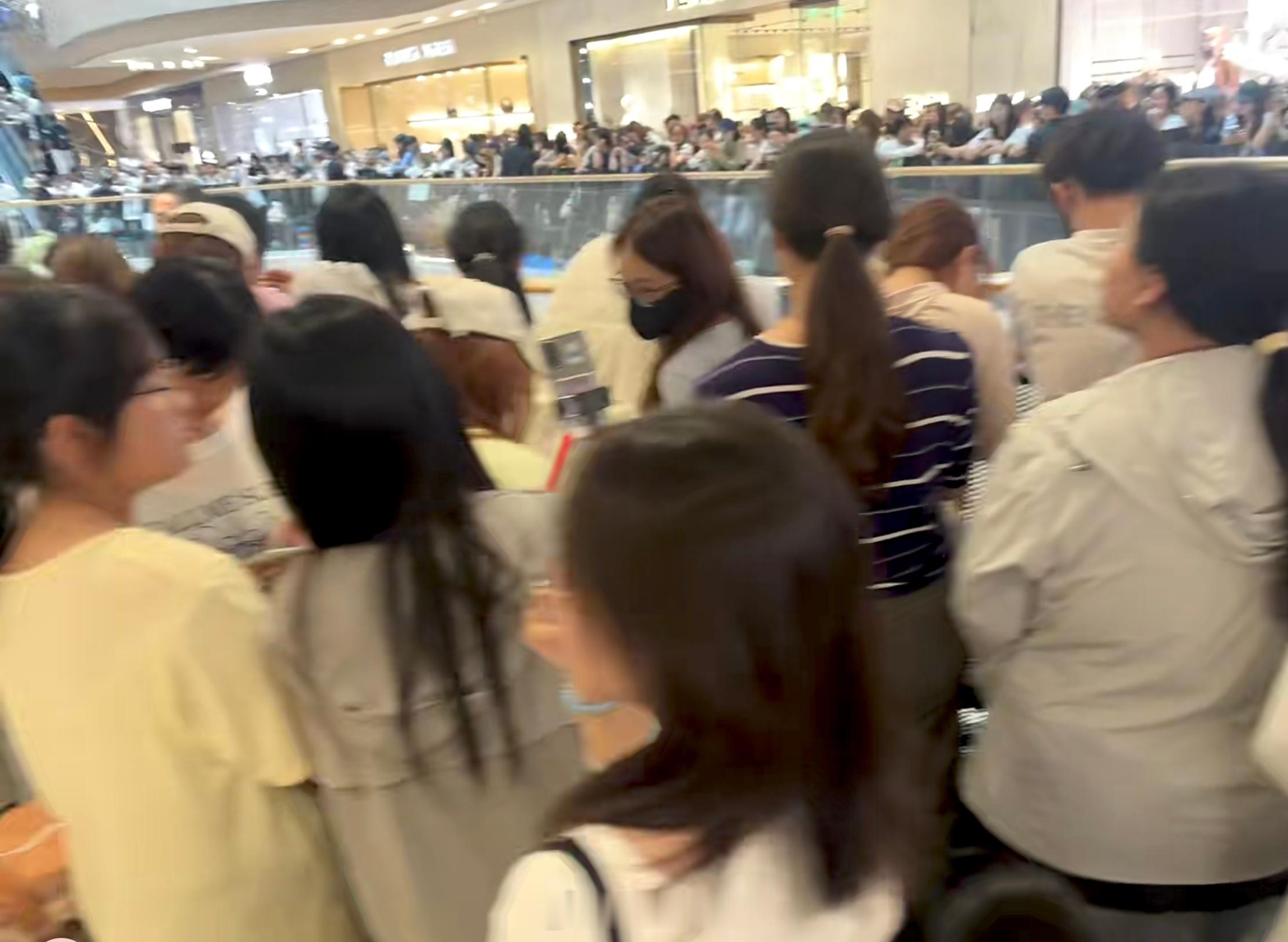 我滴天，吃完饭顺路逛逛德基，楼上下直接挤得人山人海，侯明昊人气真顶啊！ 
