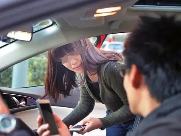 “这个女人真可怕”！上海一名36岁离异带娃女子，在顺风车上结识23岁退伍男子，二