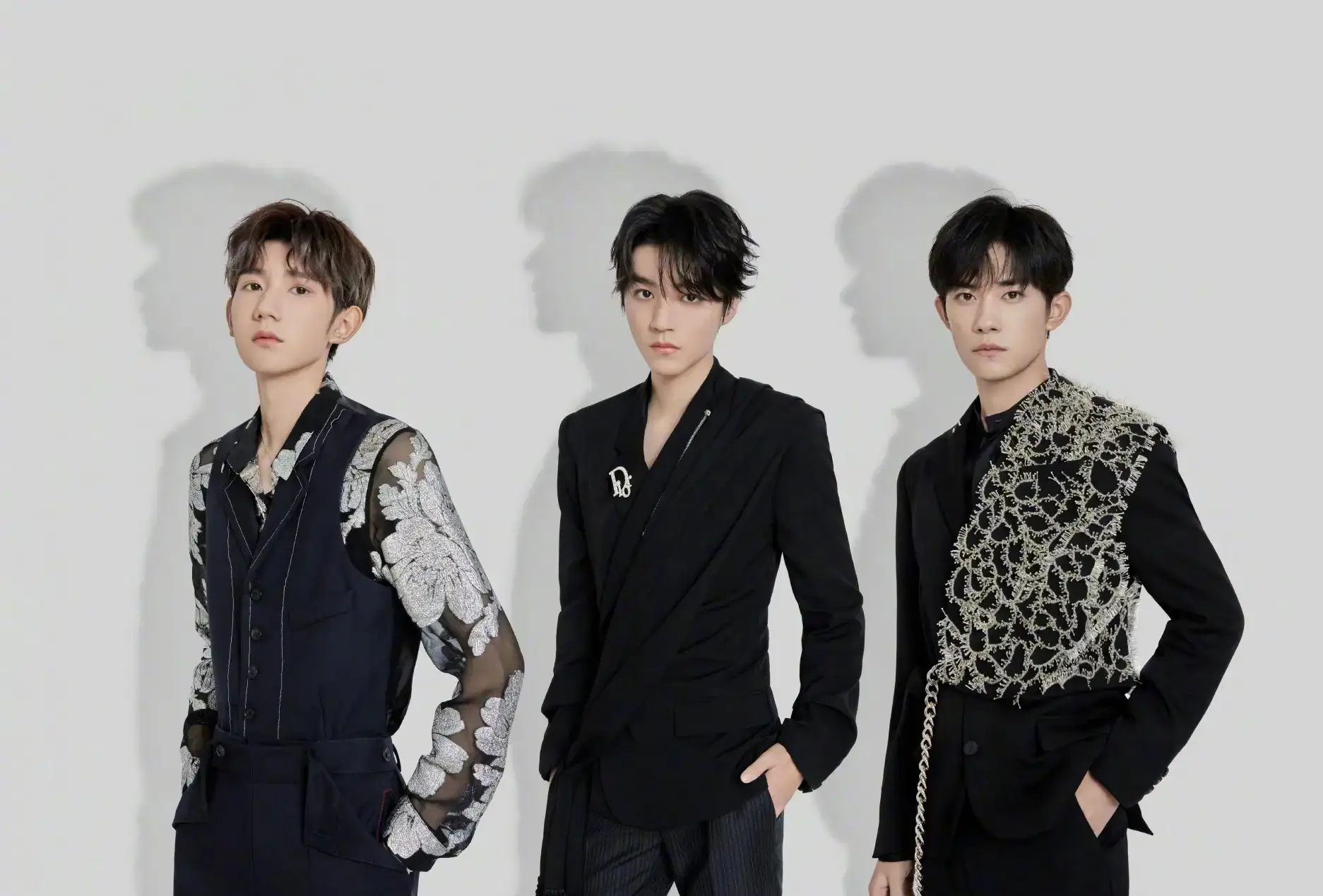 TFBOYS友谊长存！王俊凯王源为易烊千玺庆祝24岁生日.28日，TFBOYS组