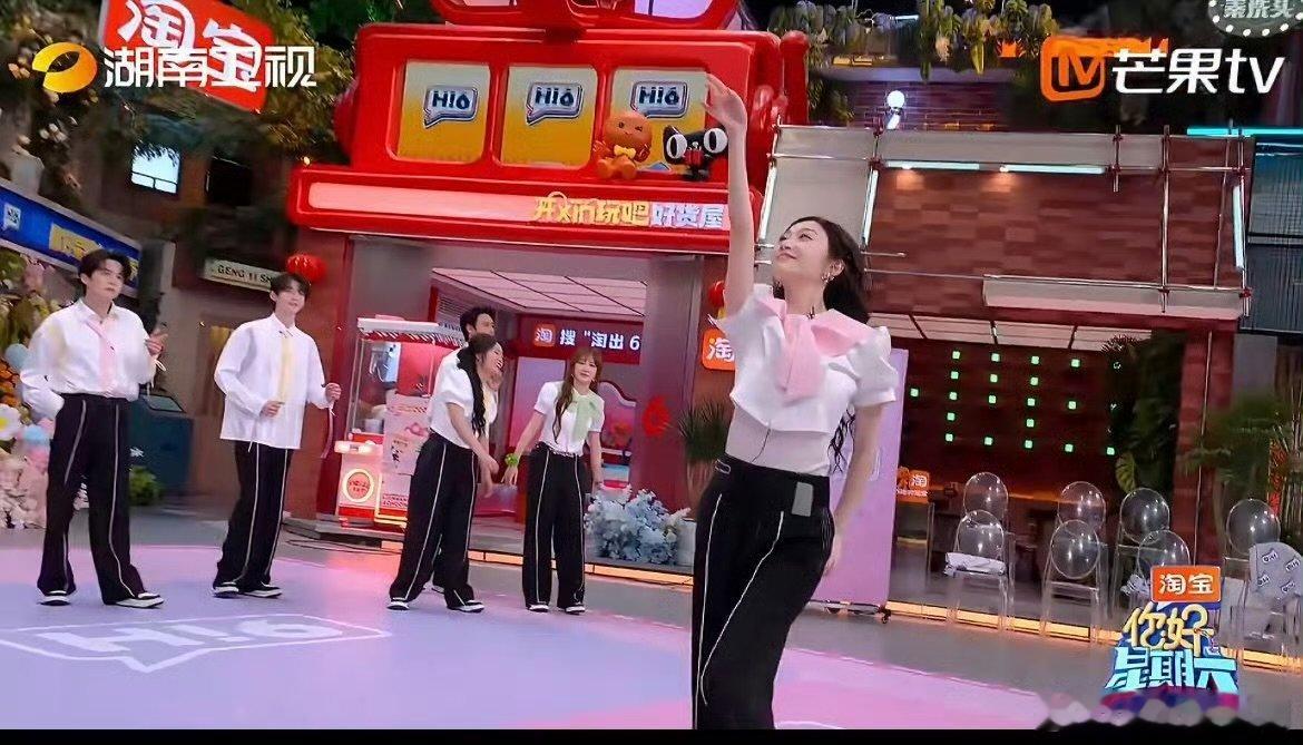 景甜跳舞就这样撩人心弦你好星期六步点轻踩心弦，眼神温柔带笑，这舞台魅力真的绝了 