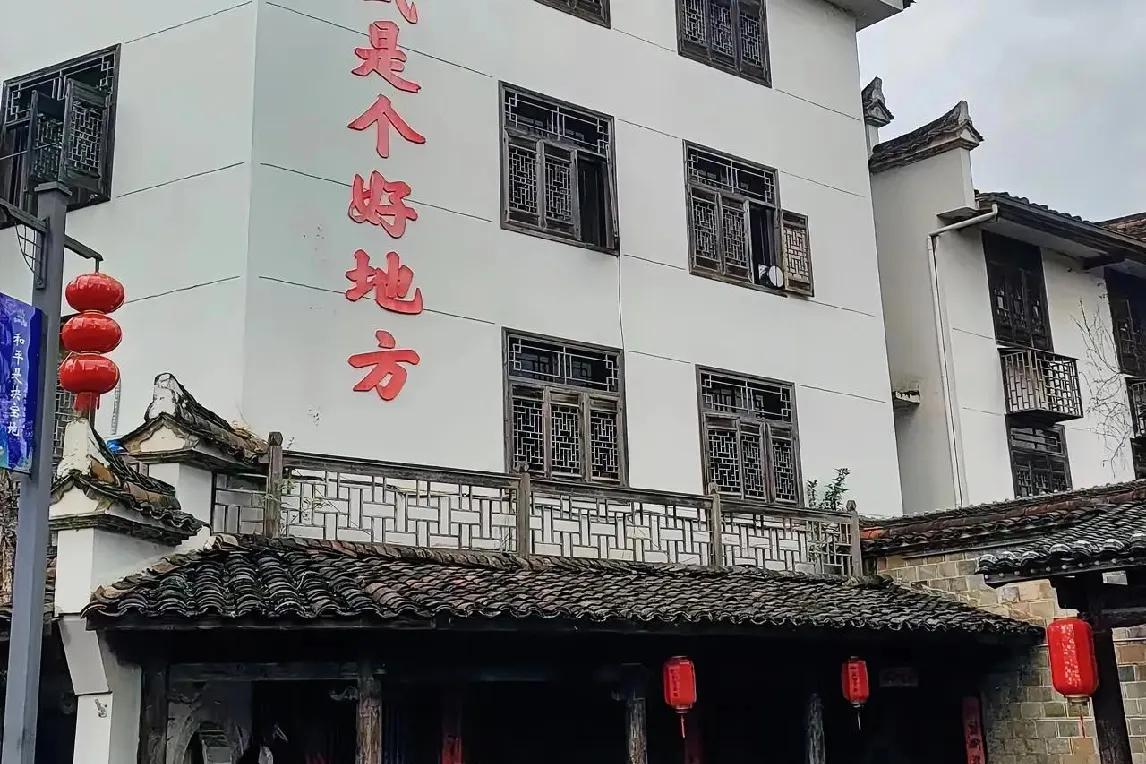 父亲过世后，我们几个兄弟忙于生计，母亲随我们轮住几年之后，觉得不舒心，又回到家中