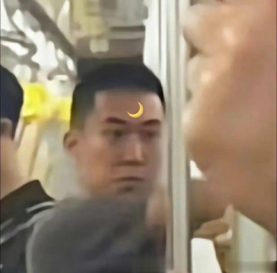 近日，山东青岛。地铁上一大爷疑因座位问题和大妈争吵，一小伙突然掌掴大爷，随后迅速