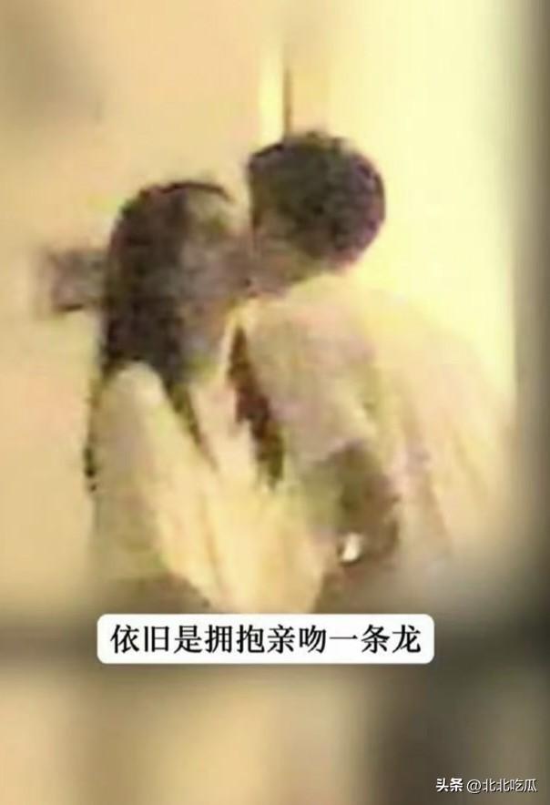 周也谈恋爱了？
话说95花现在是严重断层
那么多流量就是出不来一个正常的
其实周