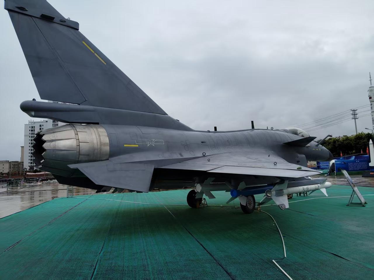 阿三:      我出阵风。
巴铁:      我出歼10。

阿三:     