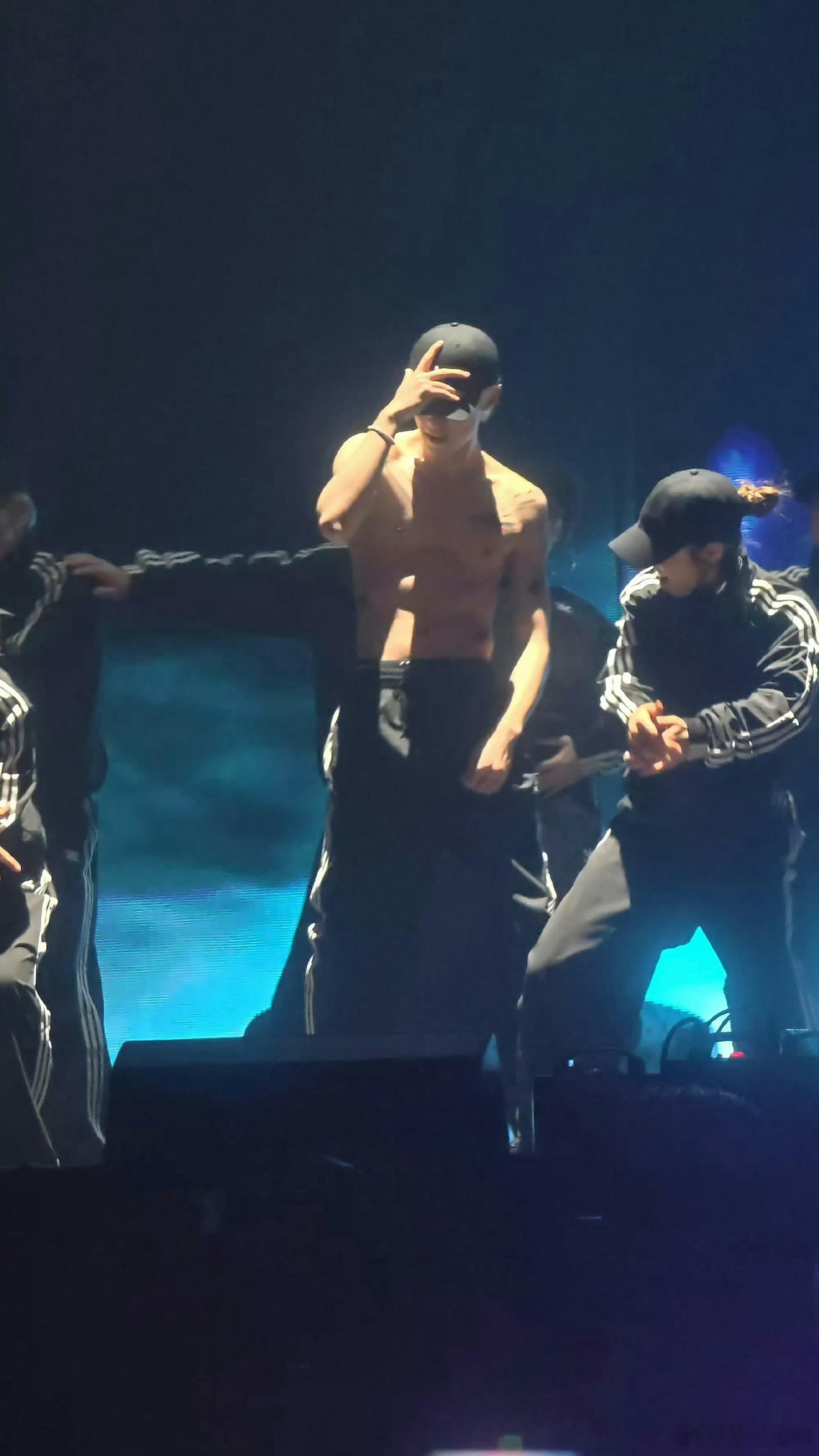 王鹤棣演唱会这个造型，赢麻了