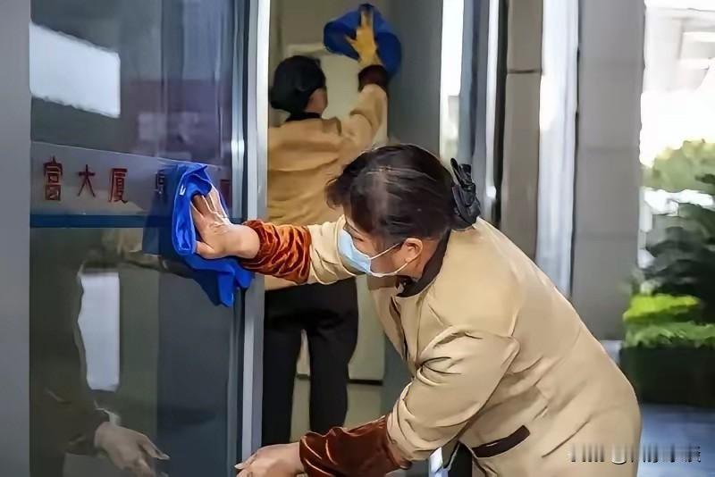 厂里面干了半年的保洁阿姨，这个月辞职不干了！说实在的，干保洁这活真不是一般人能够