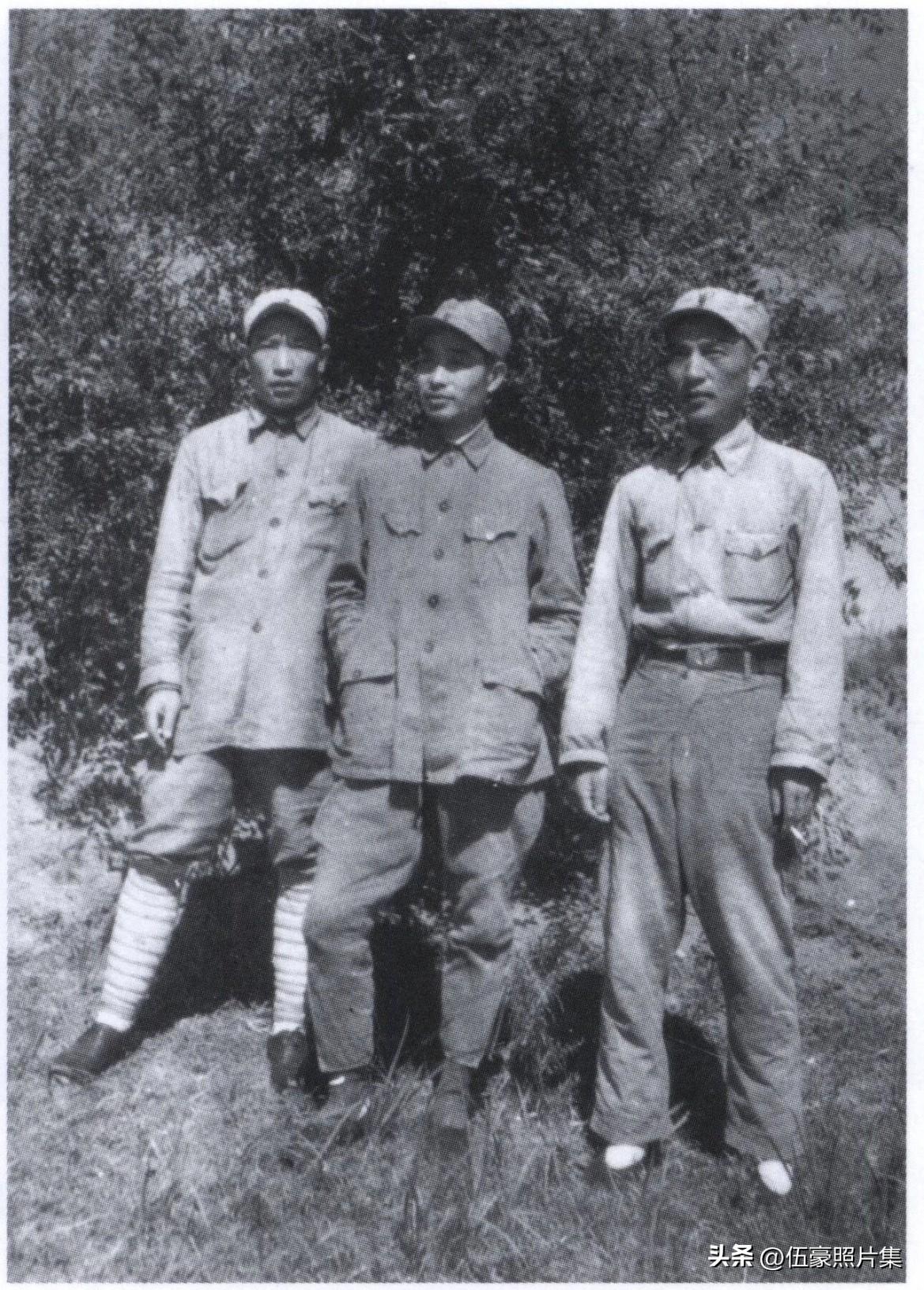 1942年9月，张竭诚（中）与杨启轩（左）等战友合影。
张竭诚时年25岁，于19