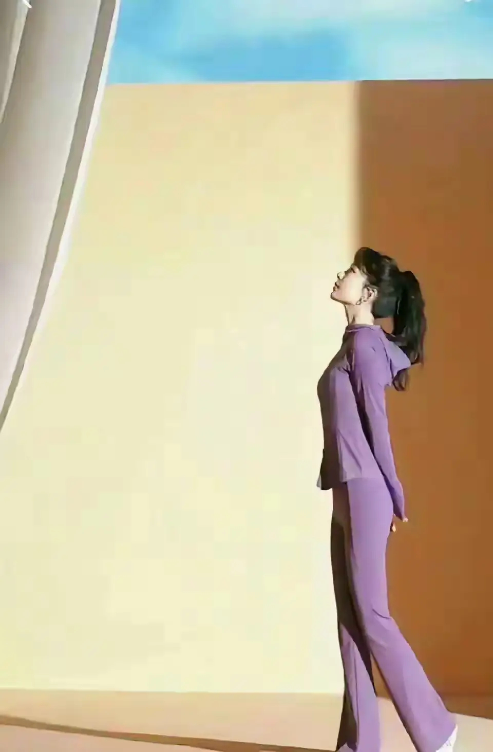 杨紫也太瘦了吧，整个人薄薄一片，这身材真的好绝，自律的人真的太牛了！ 