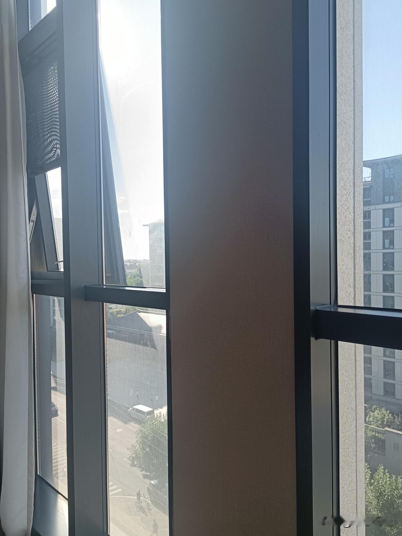 酒店里，我经常喊：小度小度打开窗帘，它回复已经打开窗帘，其实它是正在打开，咋一听