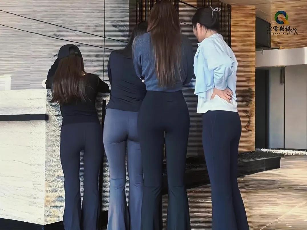 公司新招的四个前台，哪个符合你的口味？

公司发展规模不断扩大，为此，老板在国庆